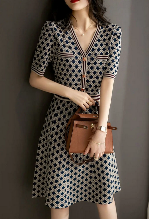 Elegant patterned knit dress with short sleeves and V-neck